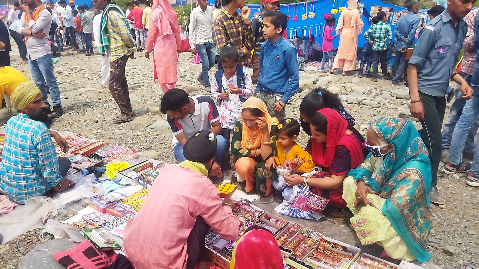 बैणी संगम में खरीददारी करते हुए लोग:- संवाद बैणी संगम में खरीददारी करते हुए लोग:- संवाद