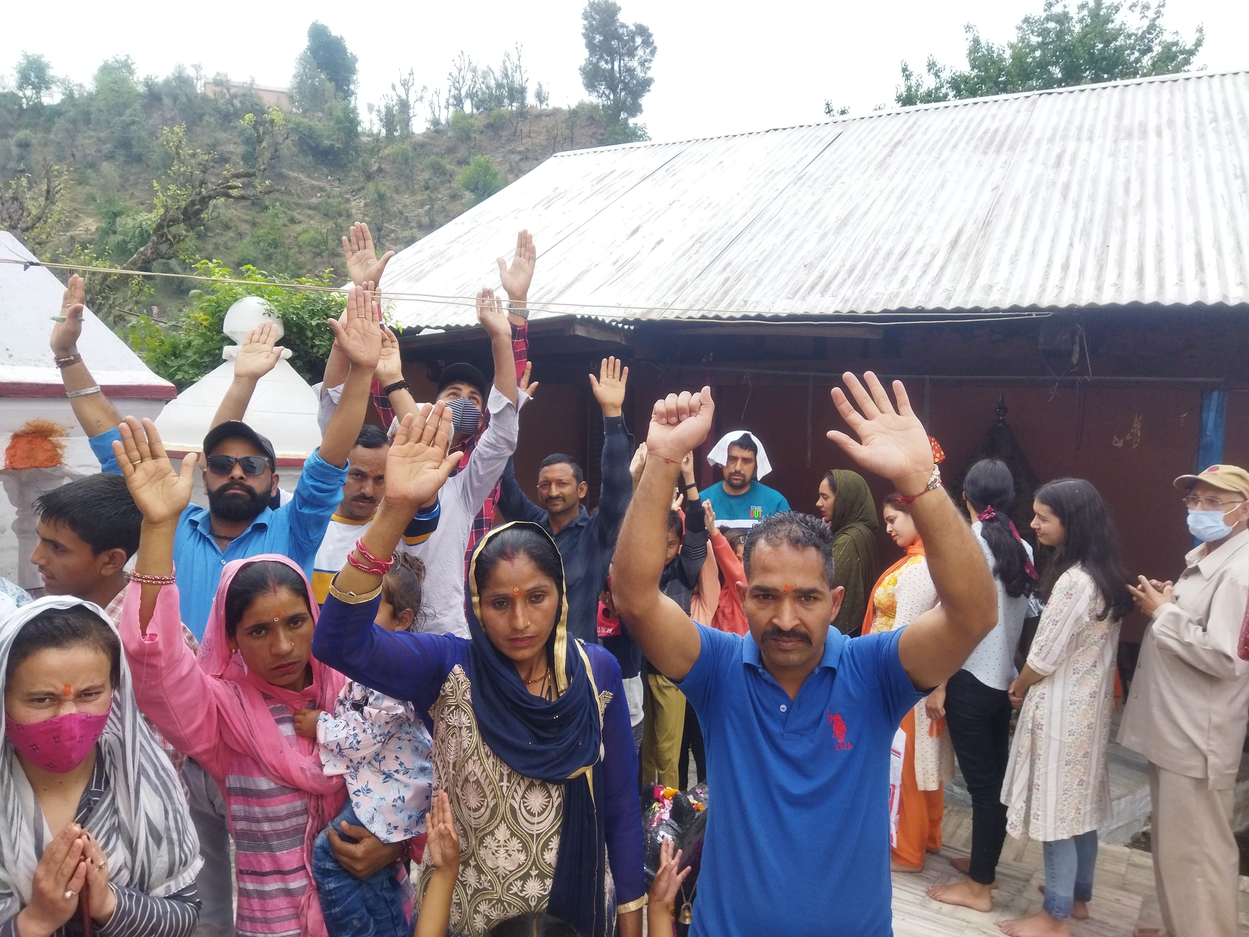 बैणी संगम में माथा टेकने के लिए लाइनों में लगे श्रद्धालु जयघोष लगाते हुए:- संवाद बैणी संगम में माथा टेकने के लिए लाइनों में लगे श्रद्धालु जयघोष लगाते हुए:- संवाद