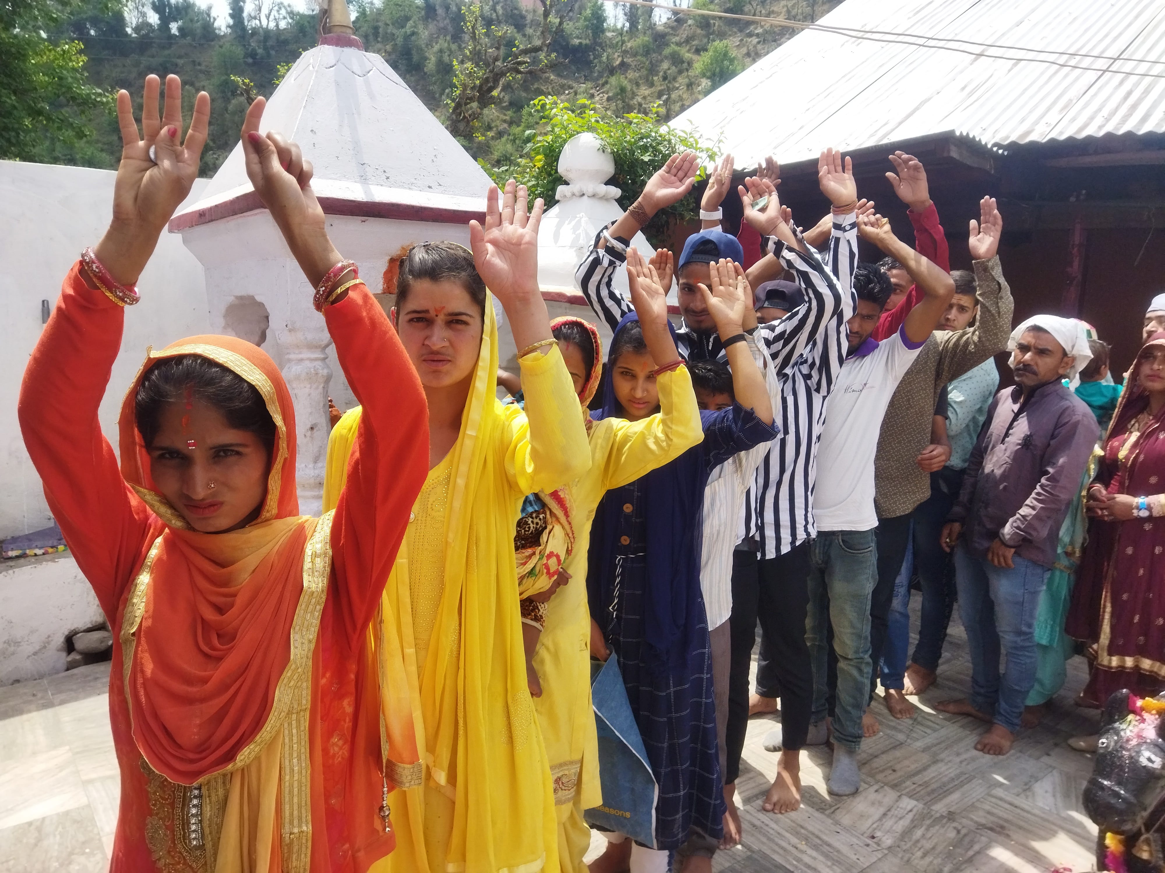 बैणी संगम में माथा टेकने के लिए लाइनों में लगे श्रद्धालु जयघोष लगाते हुए:- संवाद बैणी संगम में माथा टेकने के लिए लाइनों में लगे श्रद्धालु जयघोष लगाते हुए:- संवाद