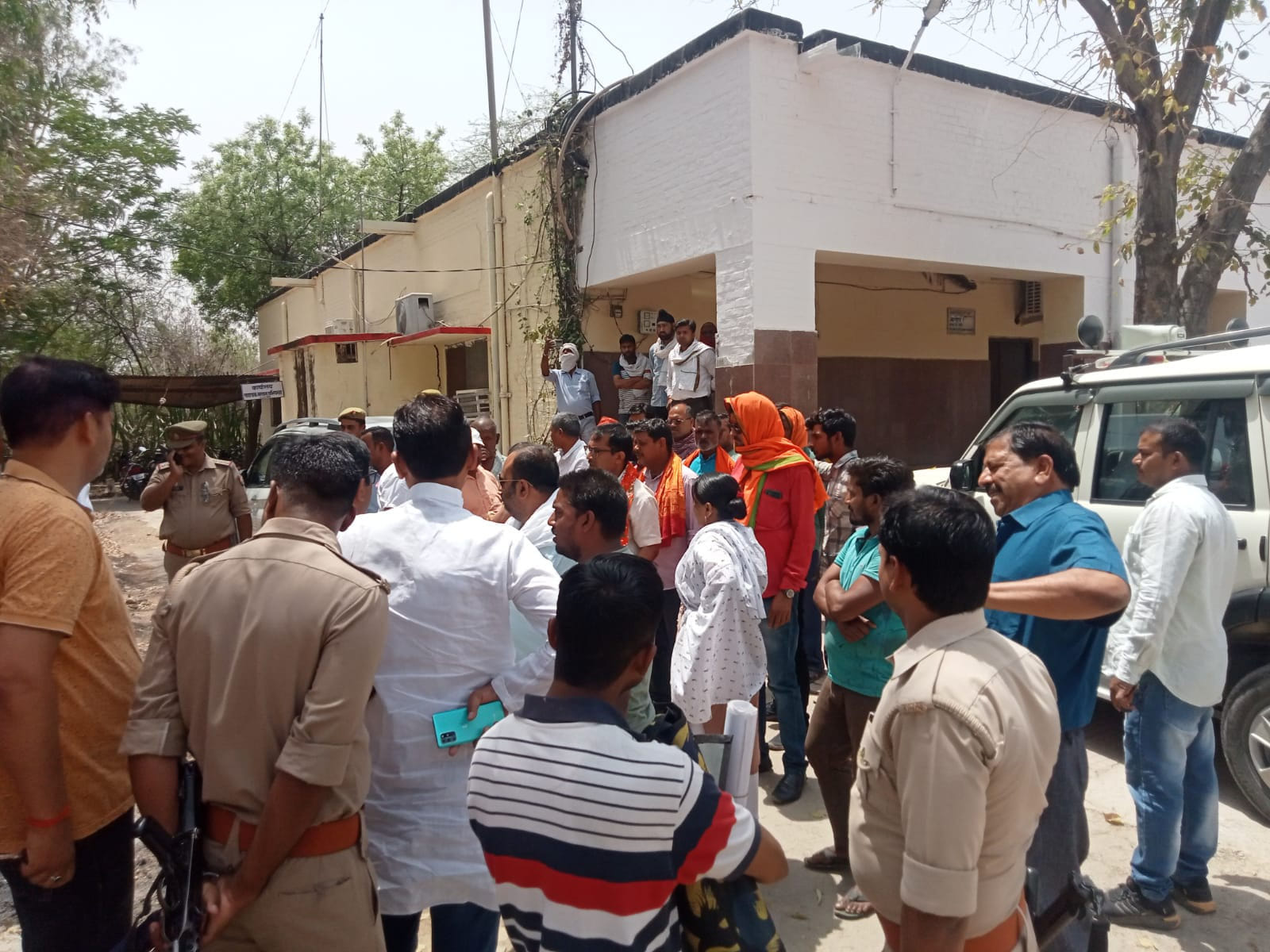 चोपन में रेलवे की ओर अतिक्रमण हटाने की कार्रवाई के विरोध कंट्रोल ऑफिस पर जुटे लोग। चोपन में रेलवे की ओर अतिक्रमण हटाने की कार्रवाई के विरोध कंट्रोल ऑफिस पर जुटे लोग।