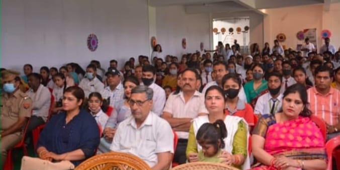 एमजी वर्ल्ड विजन में कार्यक्रम में मौजुद अभिभावक। एमजी वर्ल्ड विजन में कार्यक्रम में मौजुद अभिभावक।