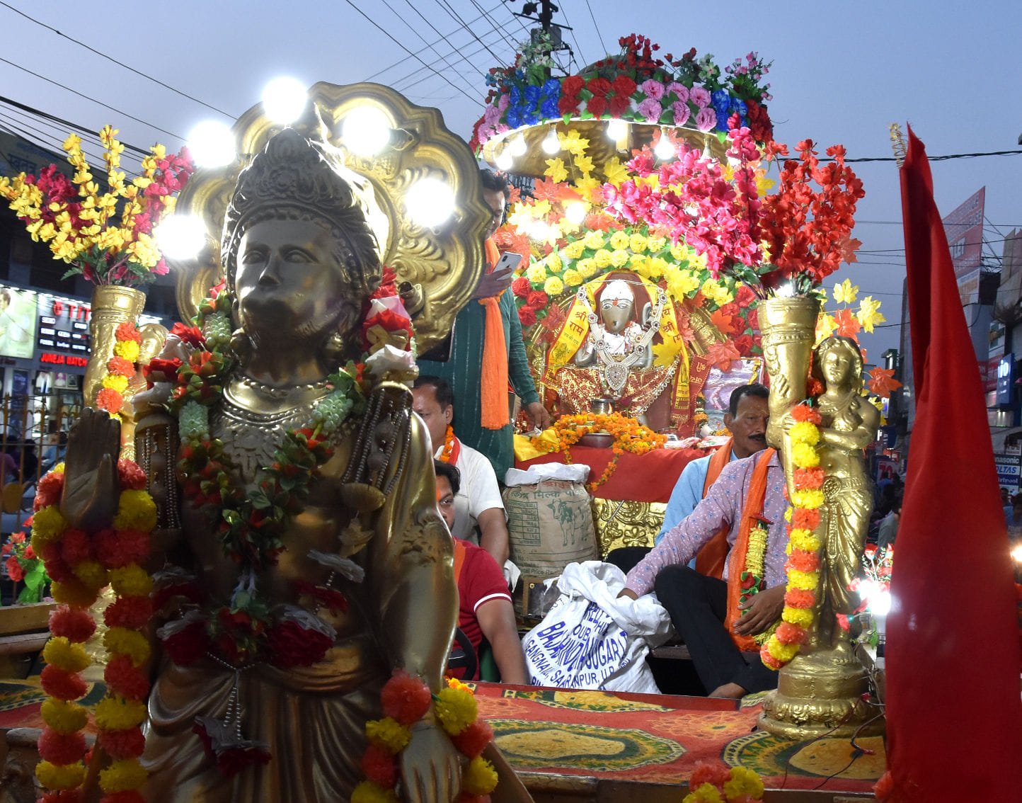 गिल कॉलोनी स्थित नारायणपुरी मन्दिर से निकली शोभायात्रा में सजी बालाजी की झांकी गिल कॉलोनी स्थित नारायणपुरी मन्दिर से निकली शोभायात्रा में सजी बालाजी की झांकी