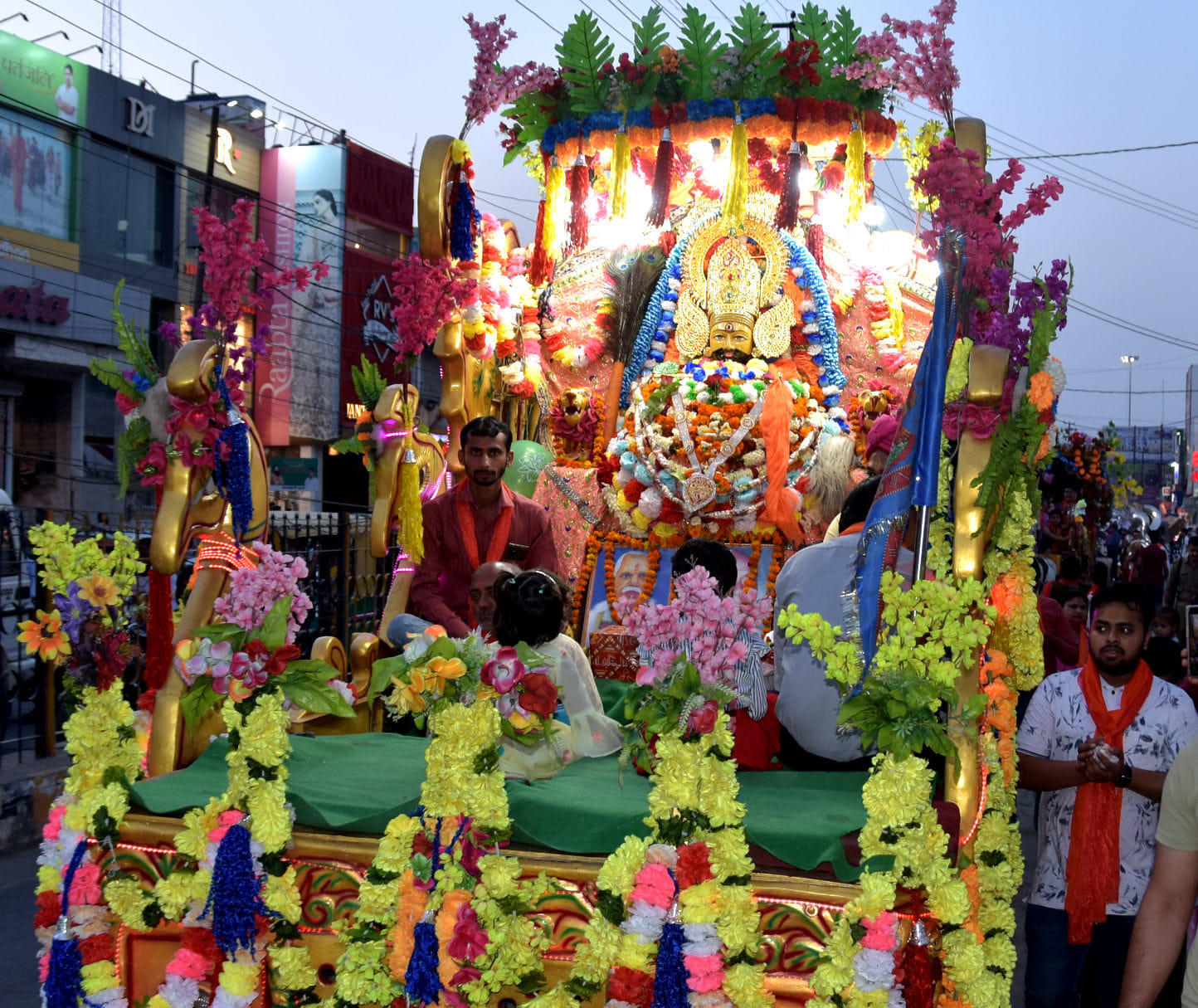 गिल कॉलोनी स्थित नारायणपुरी मन्दिर से निकली शोभायात्रा में सजी खाटू श्याम की झांकी गिल कॉलोनी स्थित नारायणपुरी मन्दिर से निकली शोभायात्रा में सजी खाटू श्याम की झांकी