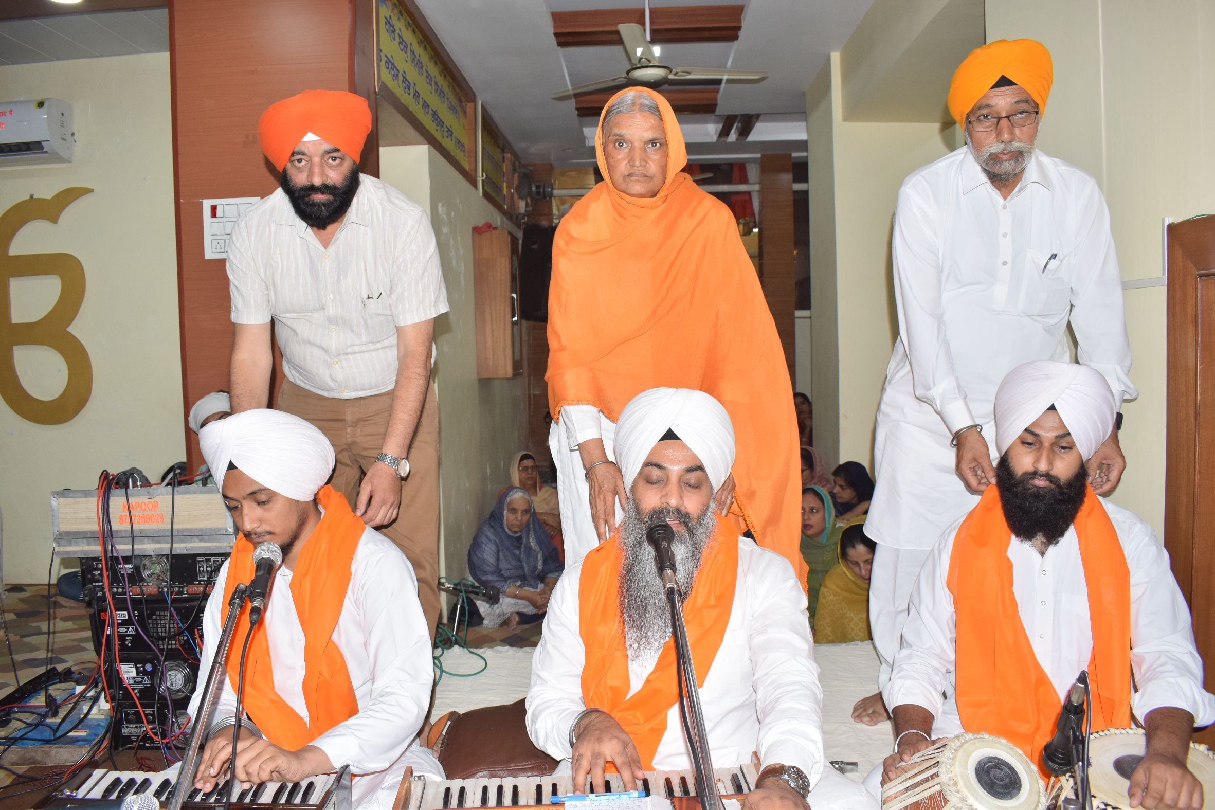 ृहजहांपुर में बैशाखी पर गुरुद्वारा गुरुसिंह सभा में सबद कीर्तन करता रागी जत्था को सिरोपा भेट कर? ृहजहांपुर में बैशाखी पर गुरुद्वारा गुरुसिंह सभा में सबद कीर्तन करता रागी जत्था को सिरोपा भेट कर?