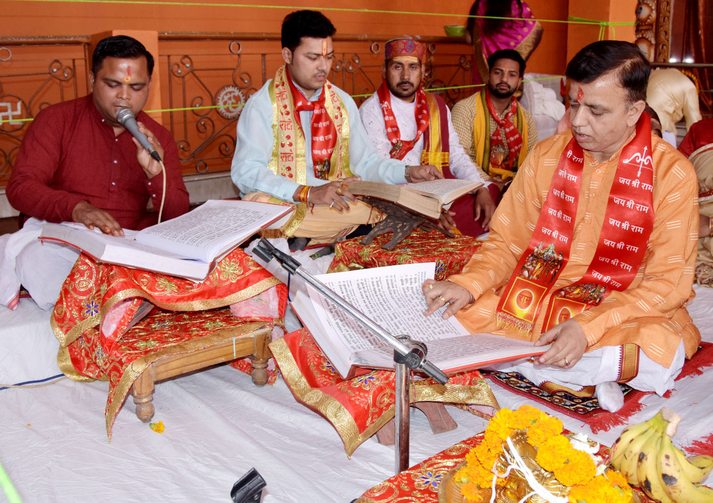 हनुमान जयंती के चलते बालाजी धाम बेहट़ रोड़ पर हनुमान चालीसा पाठ करते अतुल जोशी महाराज व आचार्यगण हनुमान जयंती के चलते बालाजी धाम बेहट़ रोड़ पर हनुमान चालीसा पाठ करते अतुल जोशी महाराज व आचार्यगण