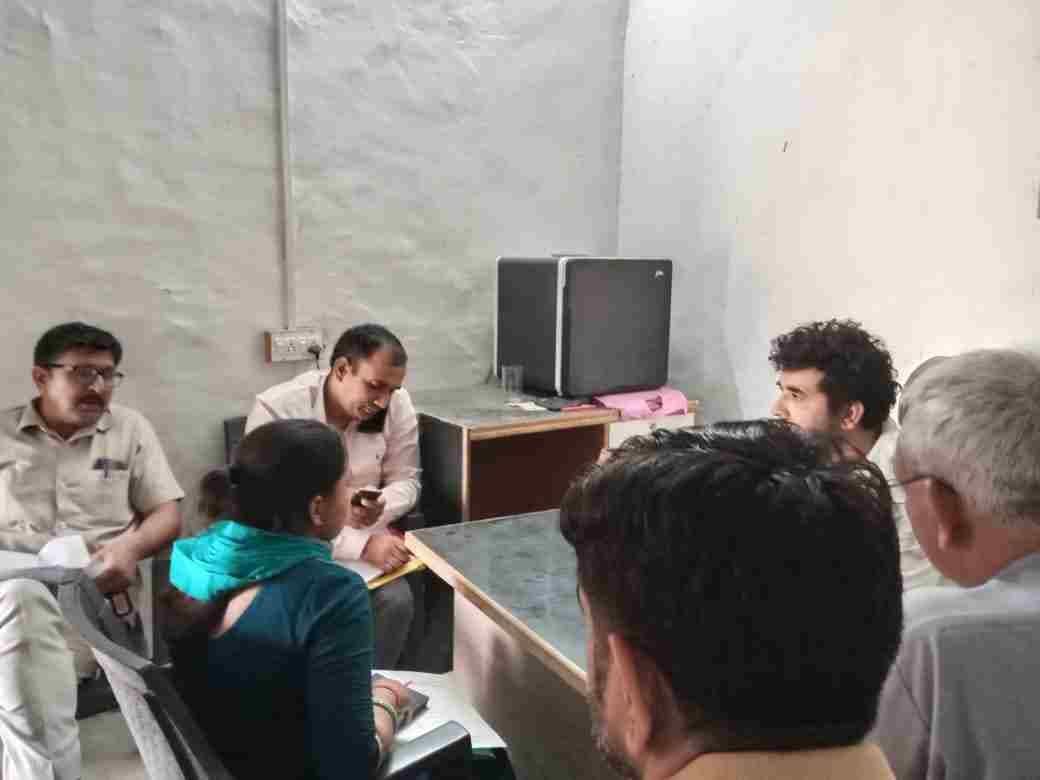 कागजों की जांच करती टीम। संवाद कागजों की जांच करती टीम। संवाद