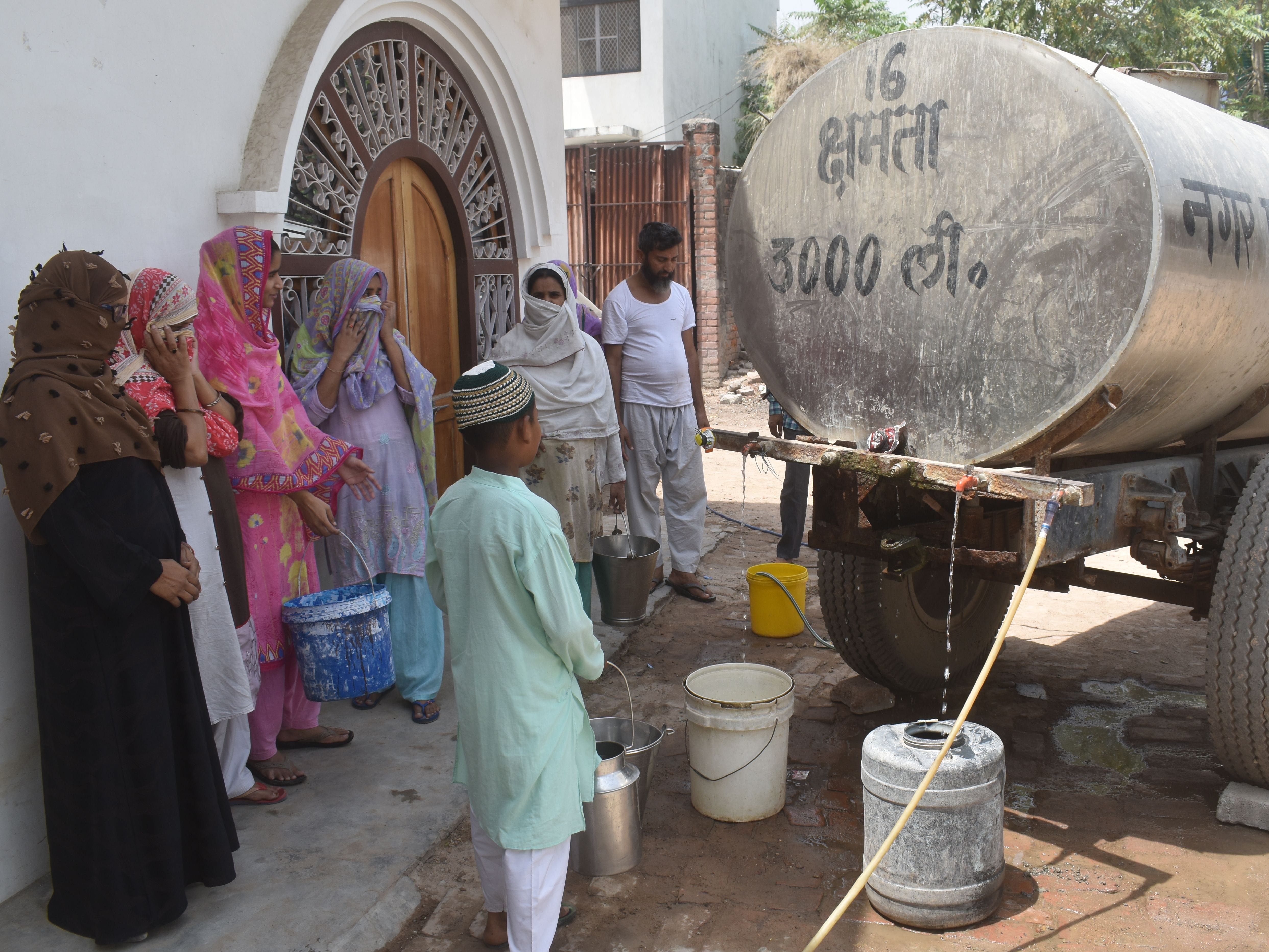 किला में पालिका के टैंकर से पानी भरते लोग। संवाद