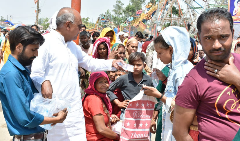 कतारों में खड़े श्रद्धालुओं को पेयजल के पैकेट वितरित करते मेला चेयरमैन मनोज सिंघल कतारों में खड़े श्रद्धालुओं को पेयजल के पैकेट वितरित करते मेला चेयरमैन मनोज सिंघल