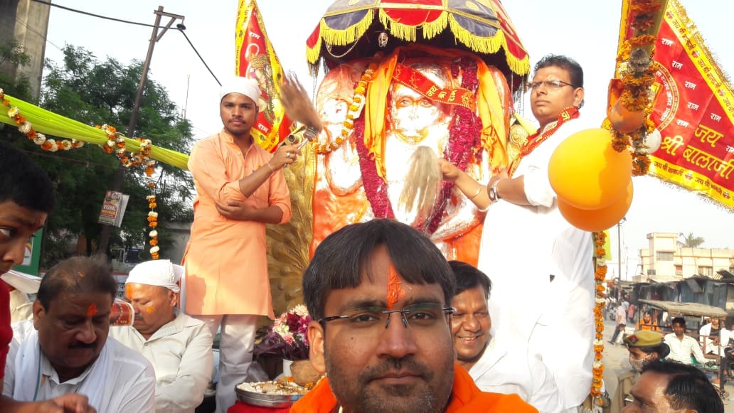 खतौली में बालाजी जयंती में बालाजी के रथ पर यज्ञमान। खतौली में बालाजी जयंती में बालाजी के रथ पर यज्ञमान।