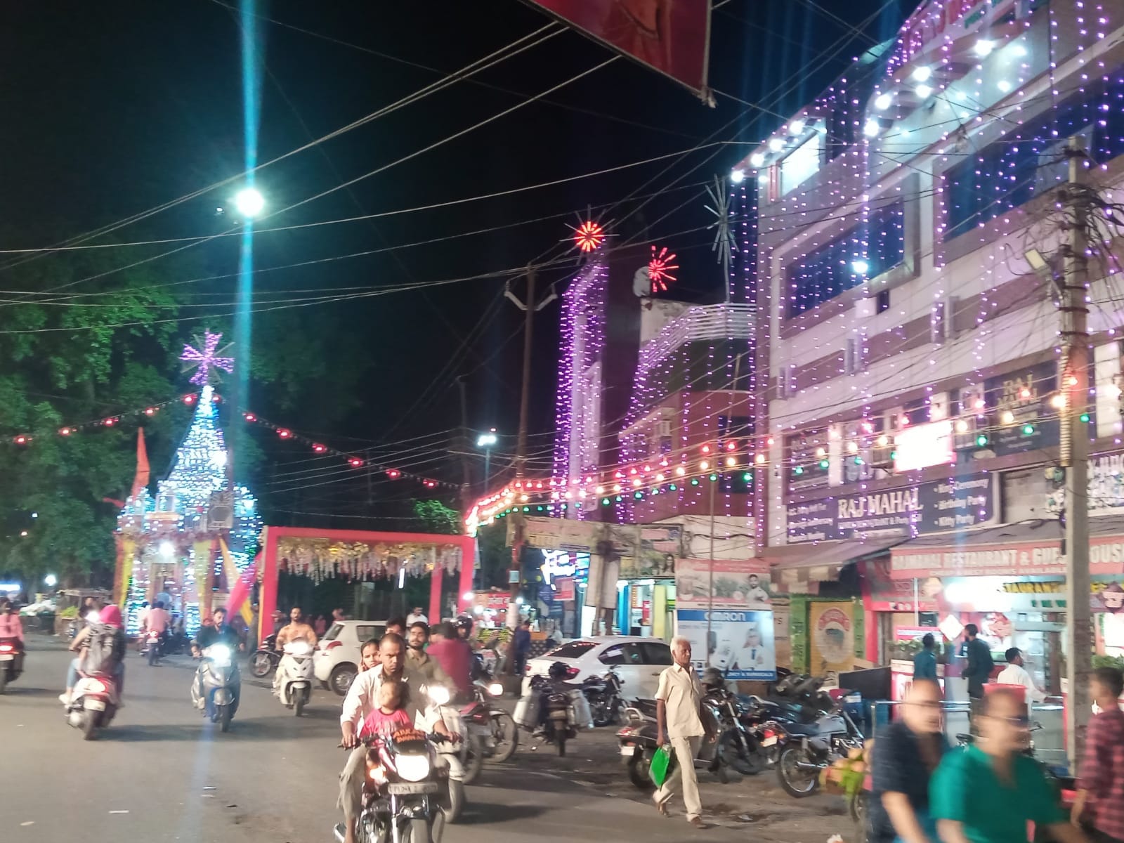 लाईटों से जगमगाता शहर का बालाजी चौक ।
