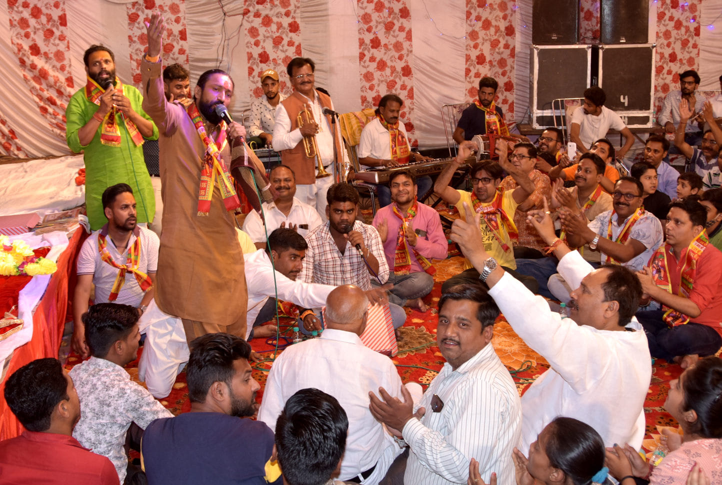 मौहल्ला चौंताला स्थित बालाजी हनुमान मन्दिर में आयोजित कार्यक्रम में भजन गाते कलाकार मौहल्ला चौंताला स्थित बालाजी हनुमान मन्दिर में आयोजित कार्यक्रम में भजन गाते कलाकार