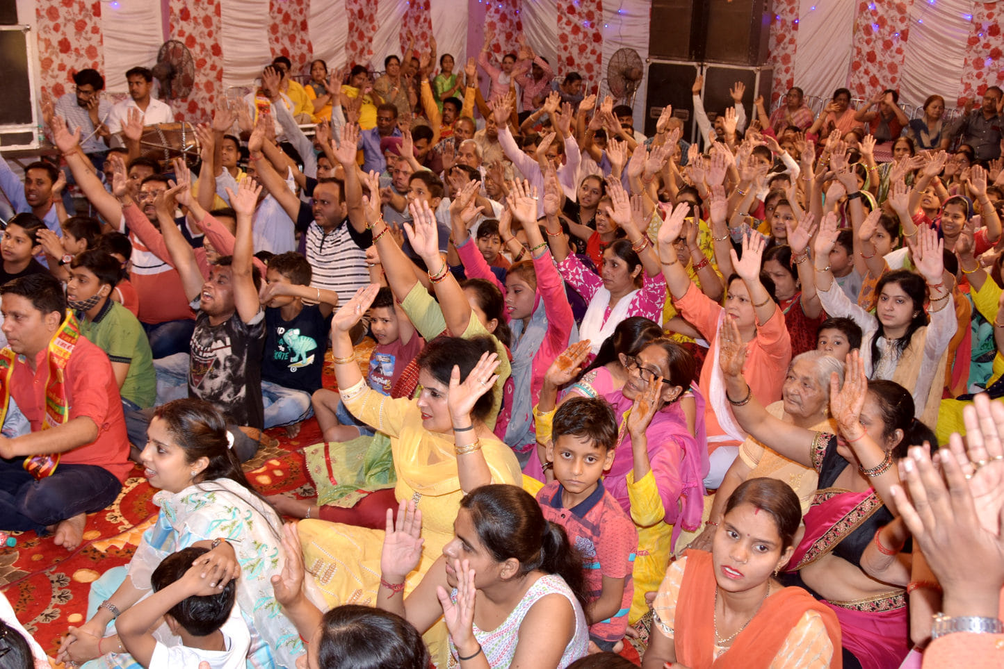 मौहल्ला चौंताला स्थित बालाजी हनुमान मन्दिर में आयोजित कार्यक्रम में भजनो पर झूमते श्रद्घालु मौहल्ला चौंताला स्थित बालाजी हनुमान मन्दिर में आयोजित कार्यक्रम में भजनो पर झूमते श्रद्घालु