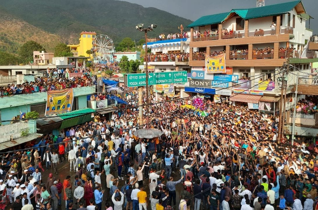 मेले में ओड़ा भेंटने जाते आल धड़े के लोग। संवाद मेले में ओड़ा भेंटने जाते आल धड़े के लोग। संवाद