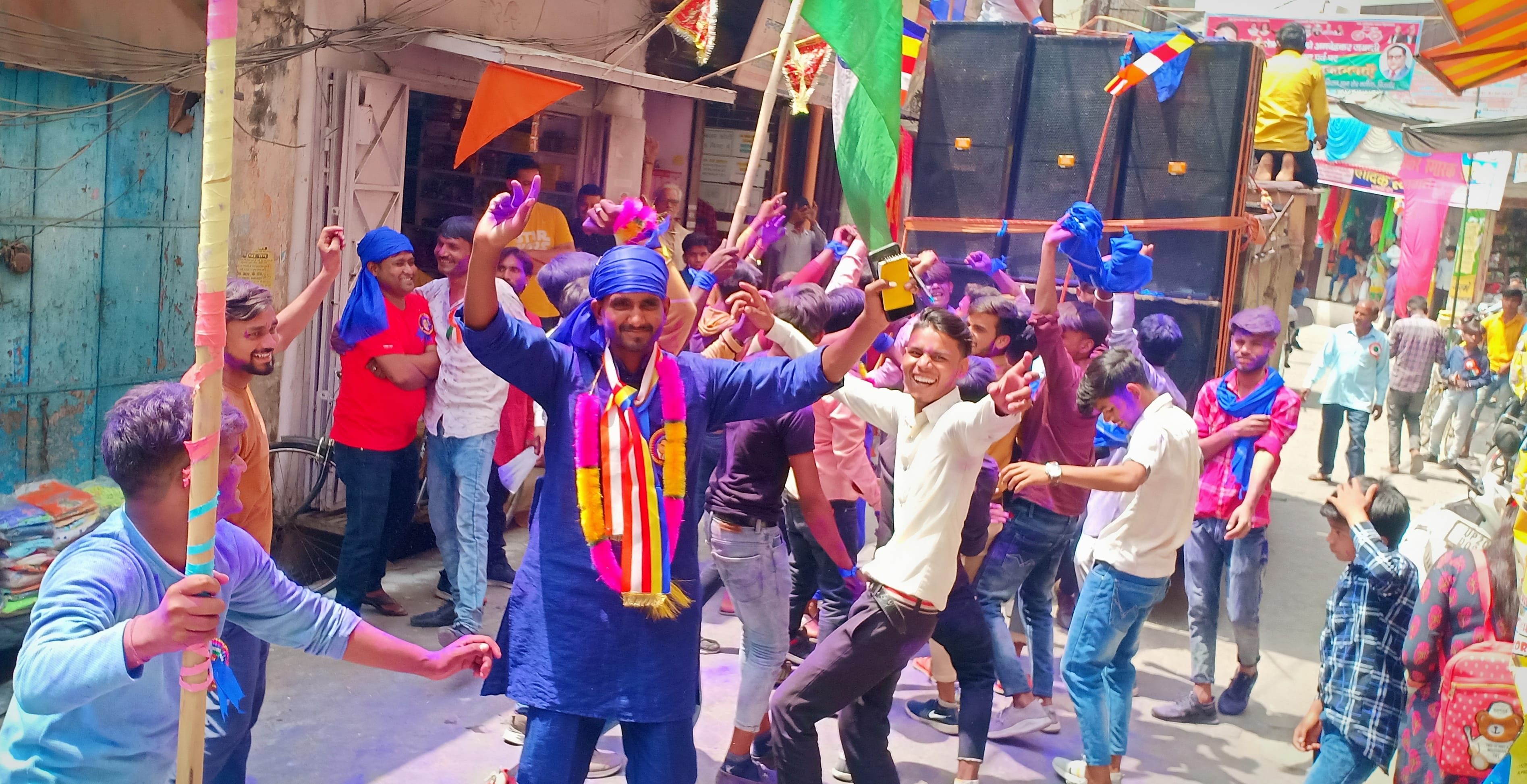 नगीना में अंबेडकर जयंती पर निकली शोभायात्रा झूमते लोग। नगीना में अंबेडकर जयंती पर निकली शोभायात्रा झूमते लोग।