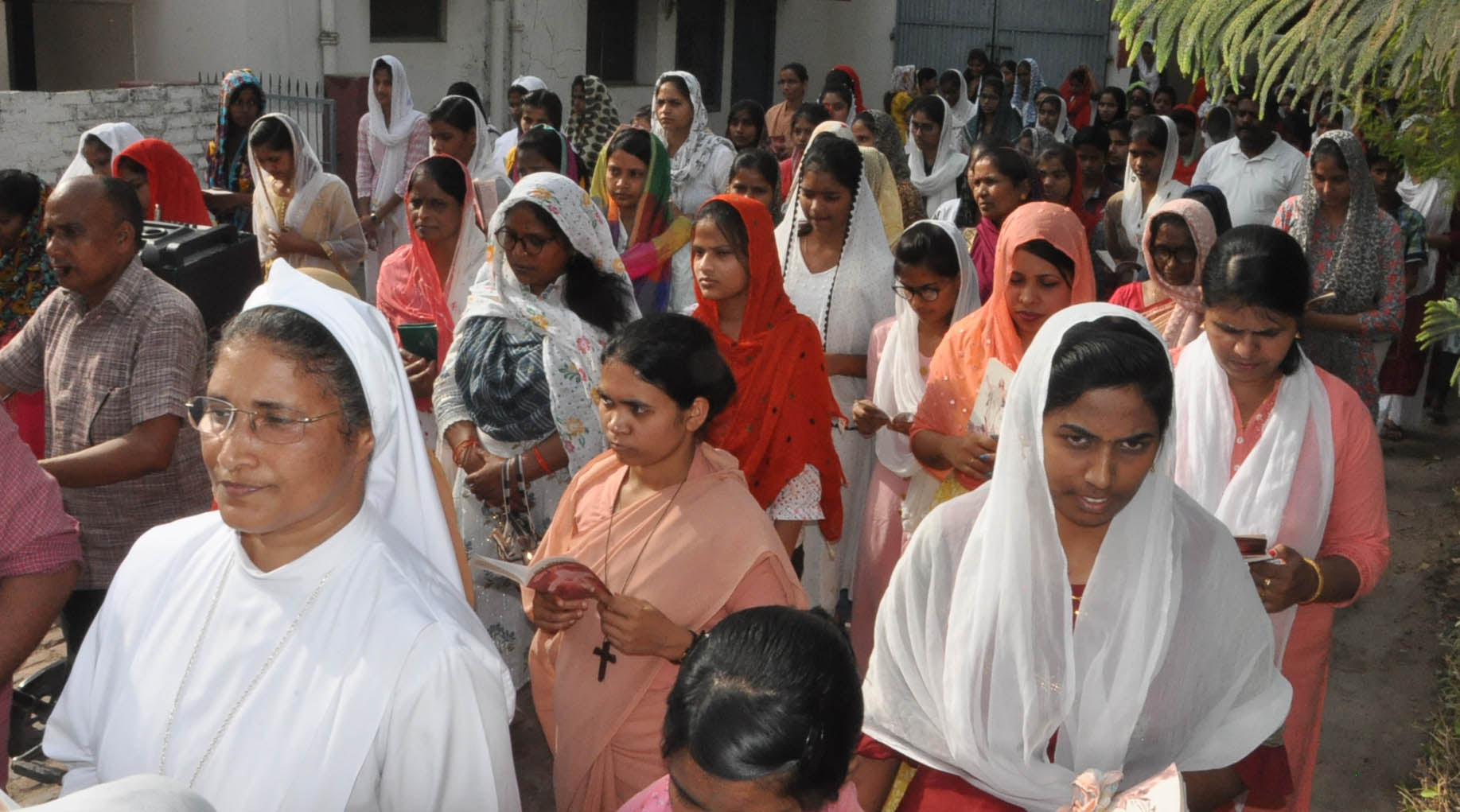नगर के फातिमा अस्पताल में गुड फ्राइडे पर प्रार्थना सभा के दौरान निकाले गए जुलूस में शामिल लोग।सं? नगर के फातिमा अस्पताल में गुड फ्राइडे पर प्रार्थना सभा के दौरान निकाले गए जुलूस में शामिल लोग।सं?