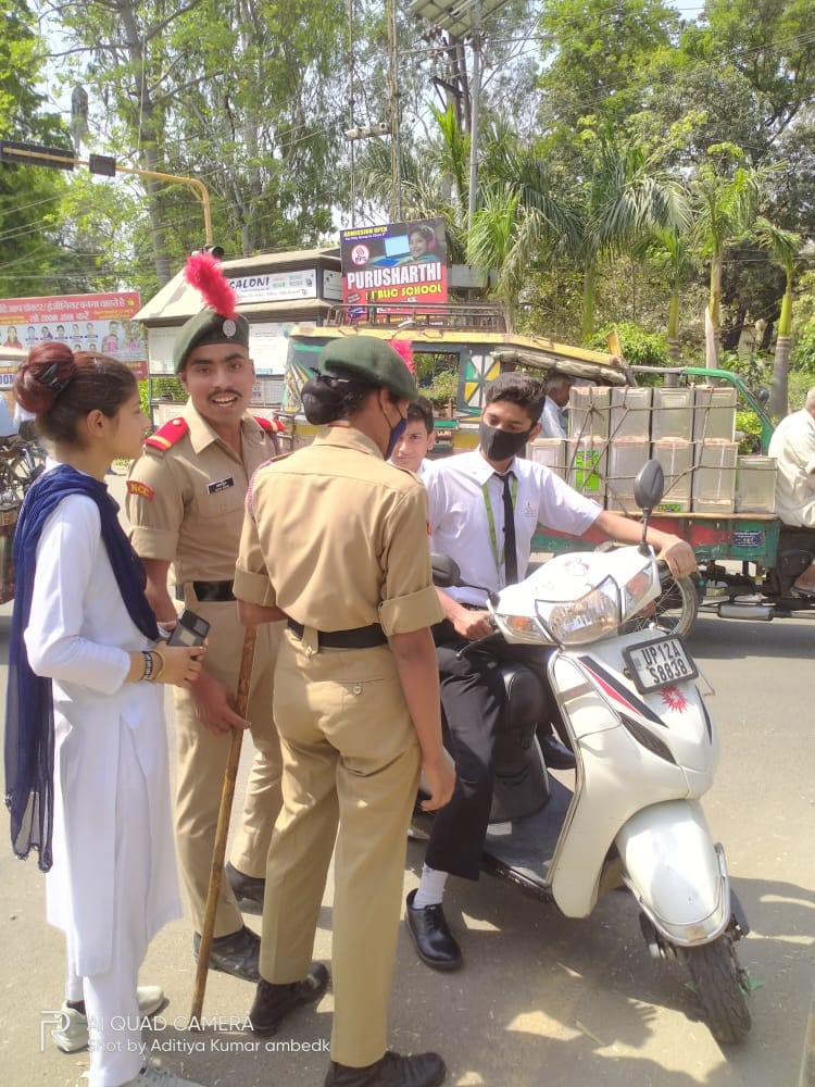 नगर में सड़क सुरक्षा के लिए नागरिकों को जागरुक करते एनसीसी कैडेट्स।