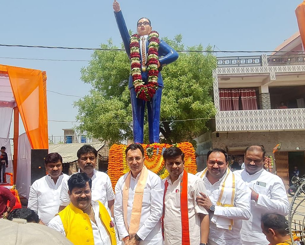 रूपऊ गड़ार में डॉ. भीमराव आंबेडकर की प्रतिमा पर माल्यार्पण करते  लोकनिर्माण मंत्री जितिन प्रसाद?