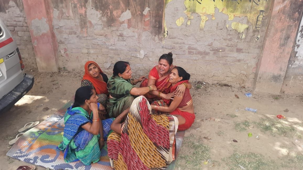 पोस्टमार्टम हाउस के बाहर रोते बिलखते परिजन पोस्टमार्टम हाउस के बाहर रोते बिलखते परिजन