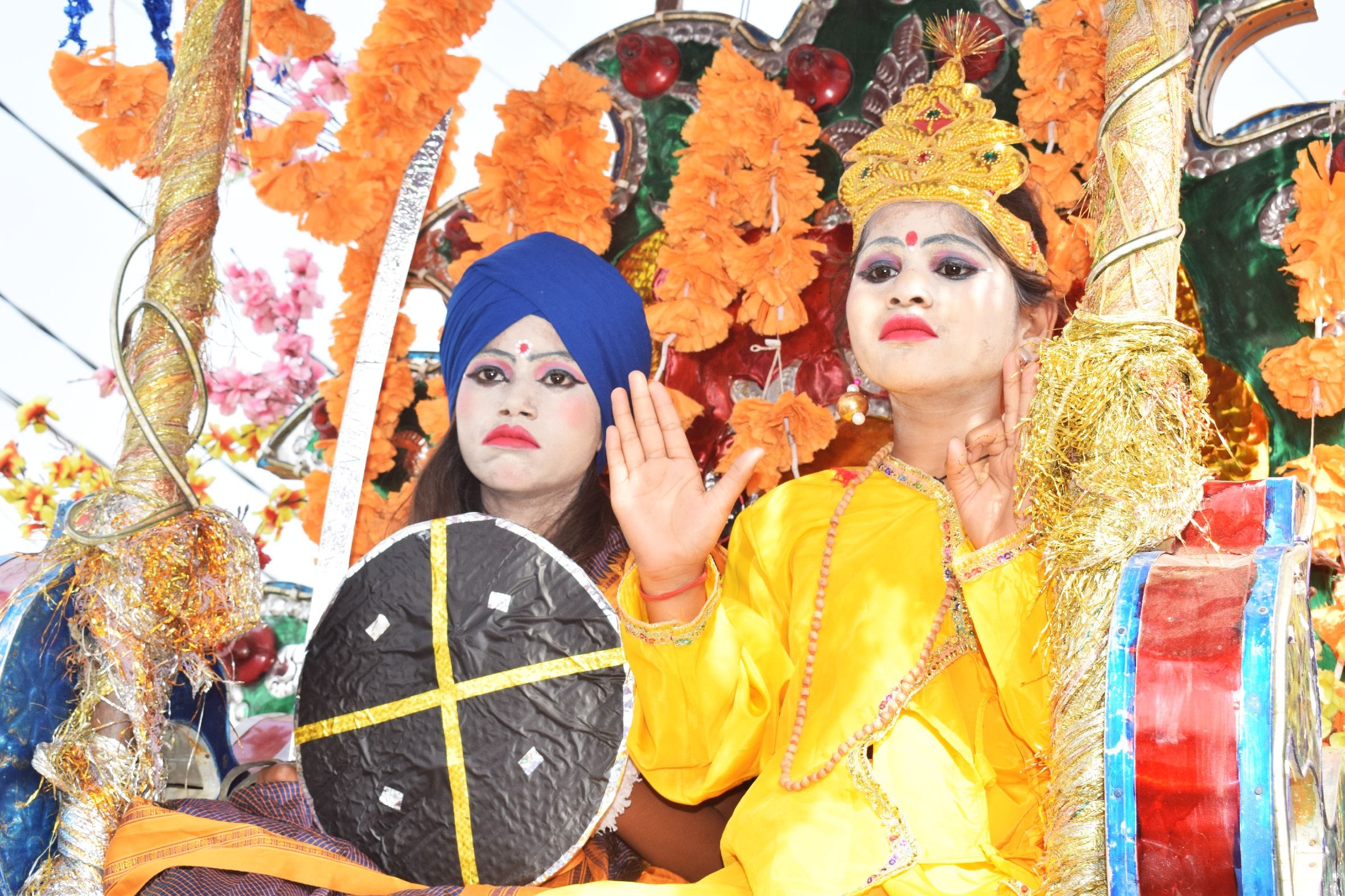शोभा यात्रा में झलकारी वाई व सम्राट अशोक के स्वरुप की झांकी । संवाद शोभा यात्रा में झलकारी वाई व सम्राट अशोक के स्वरुप की झांकी । संवाद