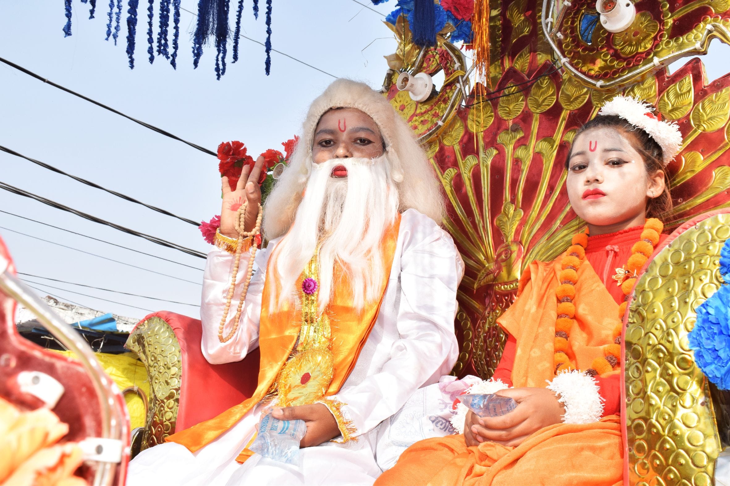शोभा यात्रा में संतरामदास व मीरा के स्वरुप की झांकी । संवाद शोभा यात्रा में संतरामदास व मीरा के स्वरुप की झांकी । संवाद
