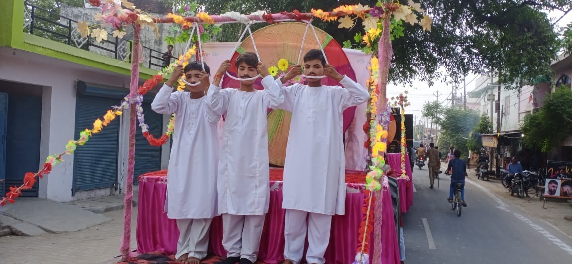 शोभायात्रा में शामिल भगत सिंह राजगुरु और सुखेदव की झांकी