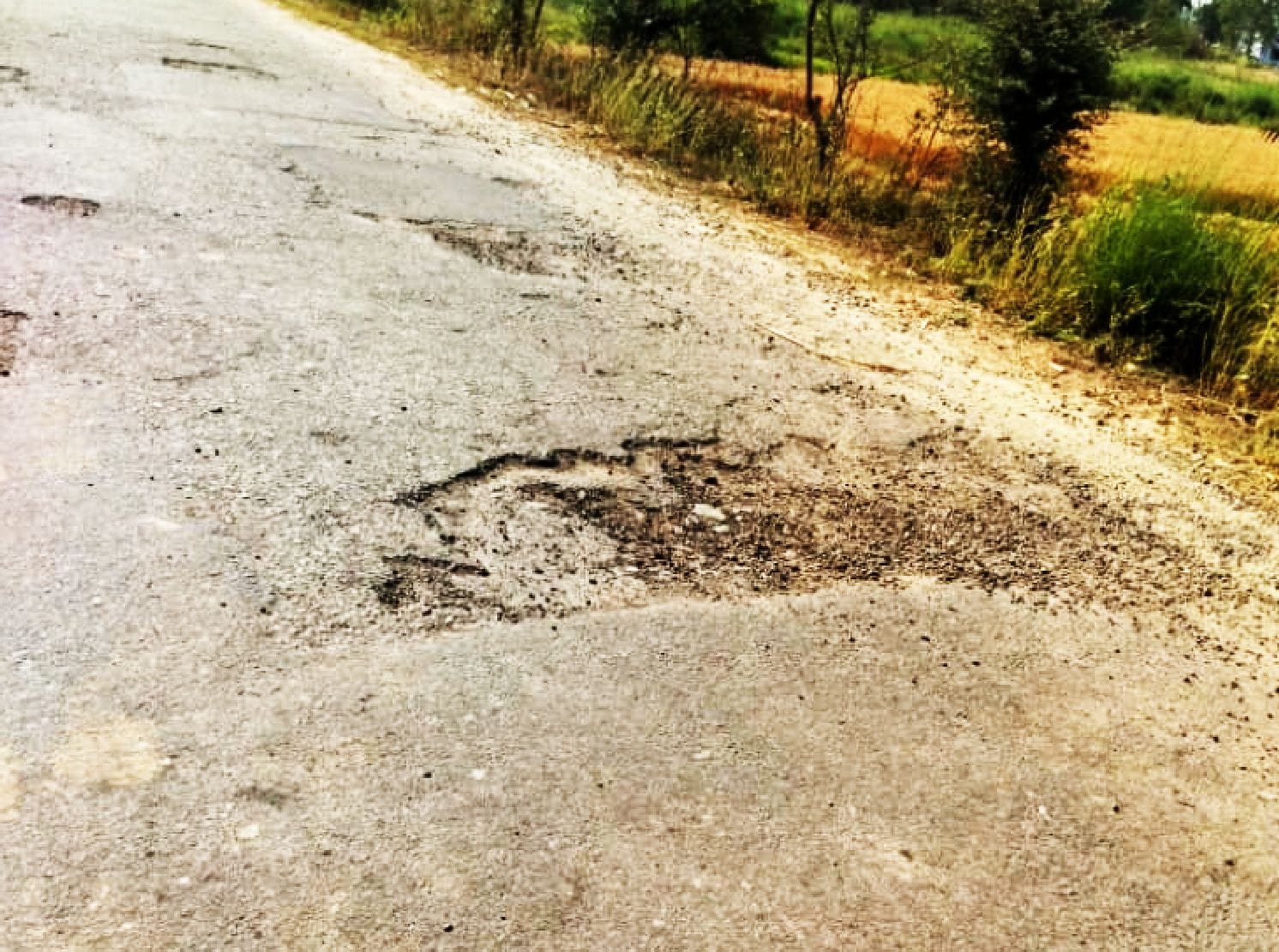 शहजहांपुर में खुदागंज-फरीदपुर मार्ग पर जिगनिया के आगे बजरी-कोलतार उखडने से सड़क पर बना गड्ढा। सं? शहजहांपुर में खुदागंज-फरीदपुर मार्ग पर जिगनिया के आगे बजरी-कोलतार उखडने से सड़क पर बना गड्ढा। सं?