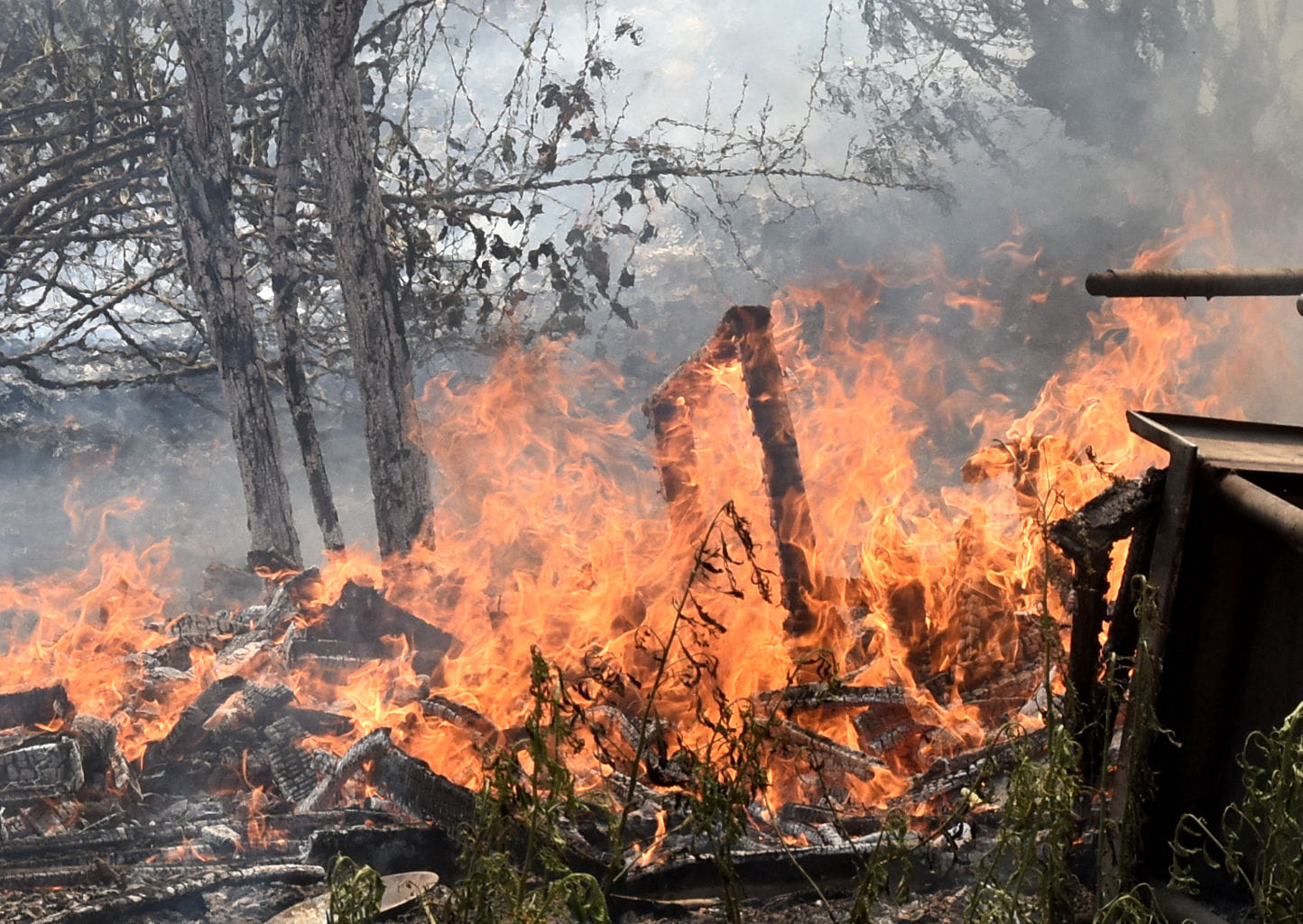थाना सदर रोड स्थित प्लॉट में रखे फर्नीचर में लगी आग थाना सदर रोड स्थित प्लॉट में रखे फर्नीचर में लगी आग