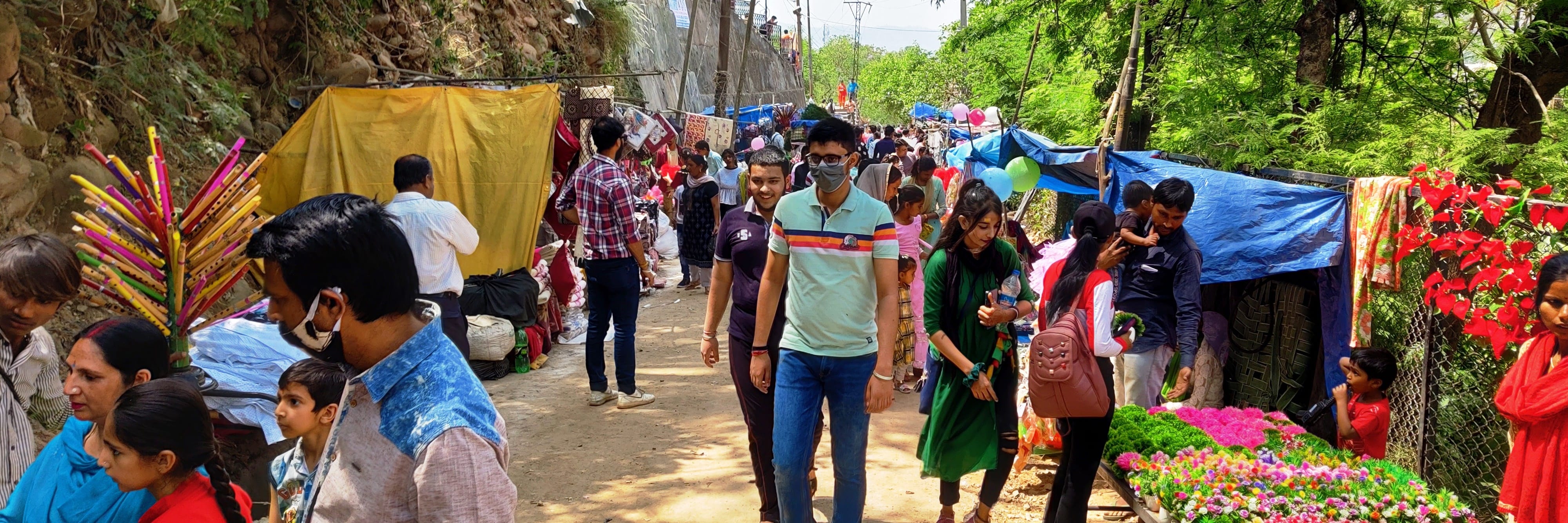 उधमपुर: सेरगा रोड पर मेले में खरीदारी करते हुए लोग. उधमपुर: सेरगा रोड पर मेले में खरीदारी करते हुए लोग.