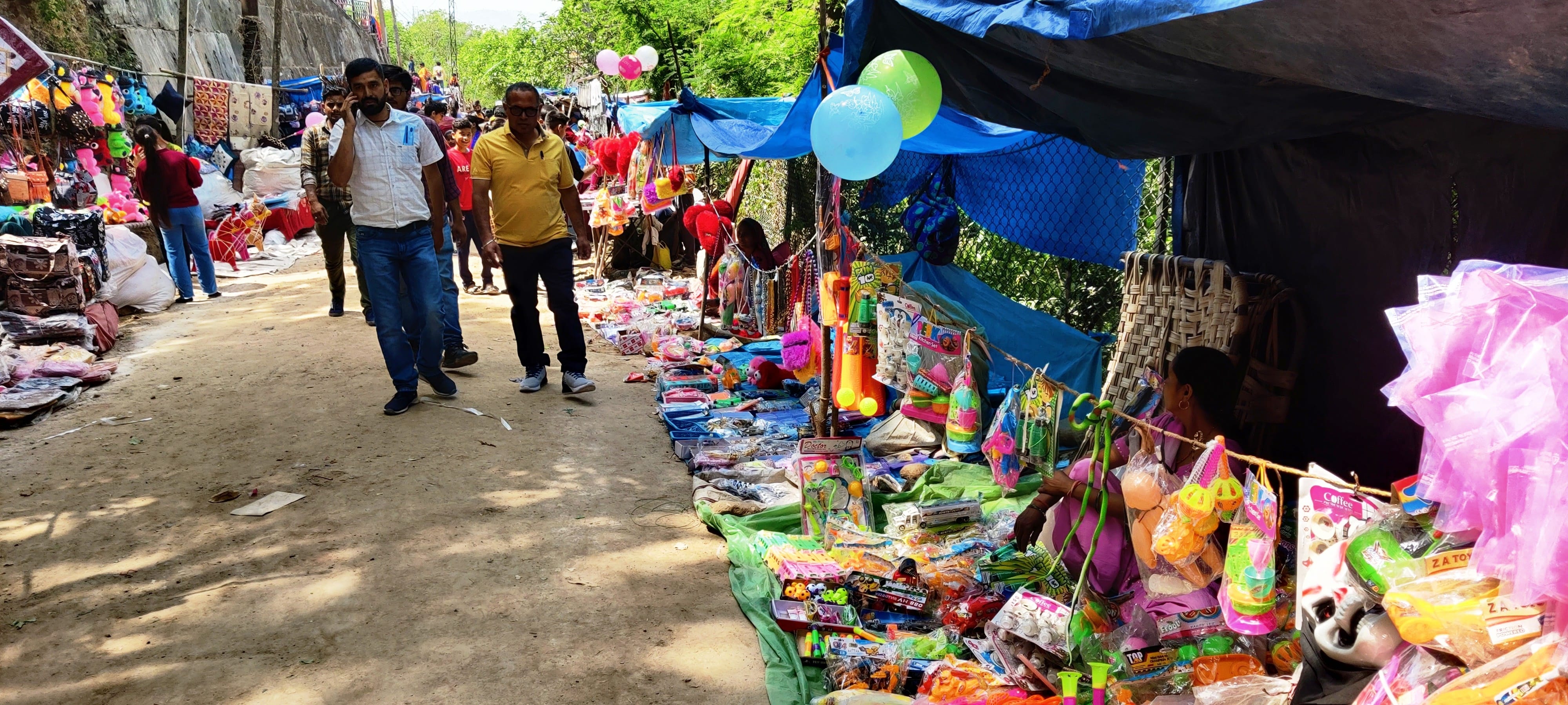 उधमपुर: सेरगा रोड पर मेले में खरीदारी करते हुए लोग. उधमपुर: सेरगा रोड पर मेले में खरीदारी करते हुए लोग.