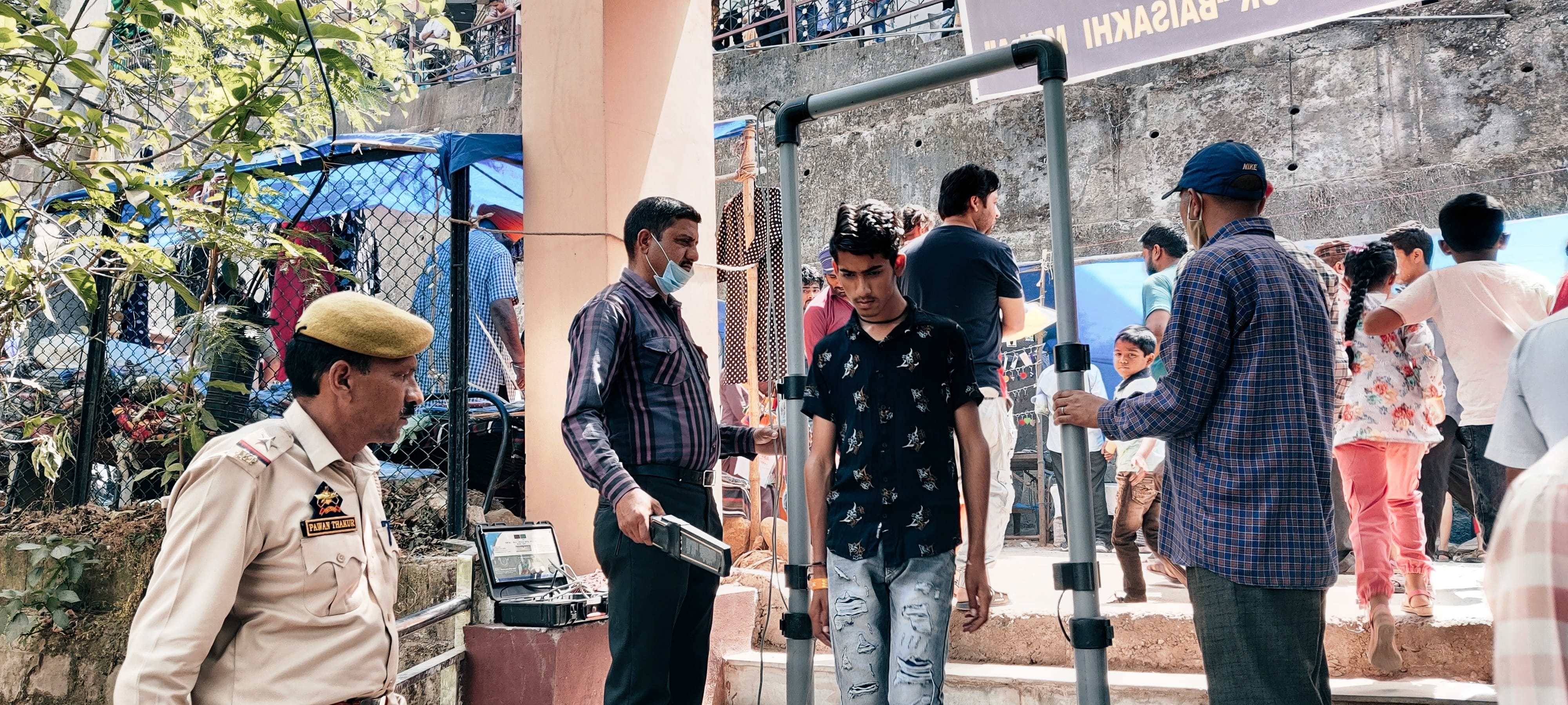 उधमपुर: देविका की ओर जाने वाले लोगों की चेकिंग करते पुलिसकर्मी. उधमपुर: देविका की ओर जाने वाले लोगों की चेकिंग करते पुलिसकर्मी.