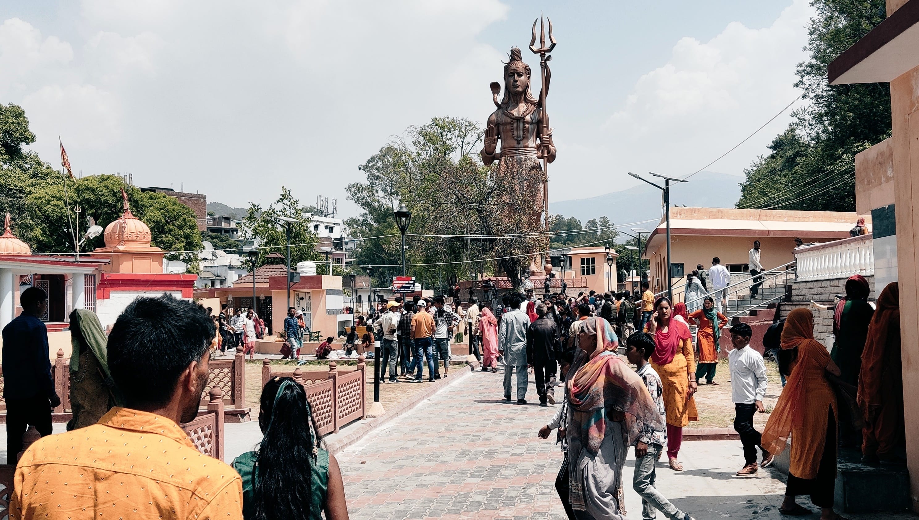 उधमपुर: वैशाखी के उपलक्ष पर देविका तट पर लगा लोगों का तांता. उधमपुर: वैशाखी के उपलक्ष पर देविका तट पर लगा लोगों का तांता.