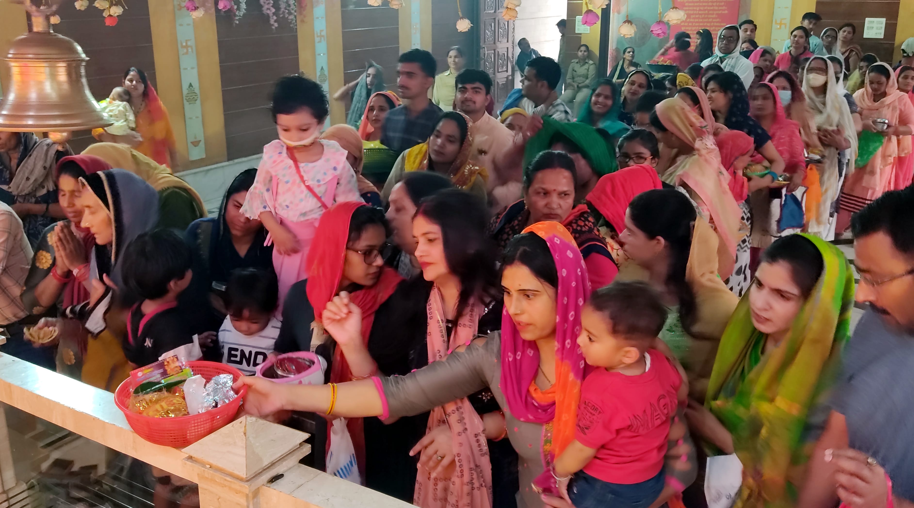 वैष्णोदेवी मंदिर में चतुर्दशी पर्व में पूजा अर्चना करते श्रद्धालु। वैष्णोदेवी मंदिर में चतुर्दशी पर्व में पूजा अर्चना करते श्रद्धालु।