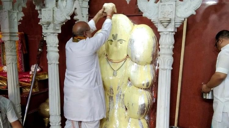 Hanuman Janmotsav : Abhisheka de Kesarinandan avec 51 kg de lait et 11 kg de ghee à Mathura, les fidèles se sont réunis pour le darshan