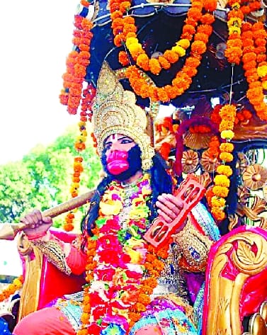 आकर्षण का केंद्र रही पदयात्रा में सजी पवनपुत्र की झांकी। आकर्षण का केंद्र रही पदयात्रा में सजी पवनपुत्र की झांकी।
