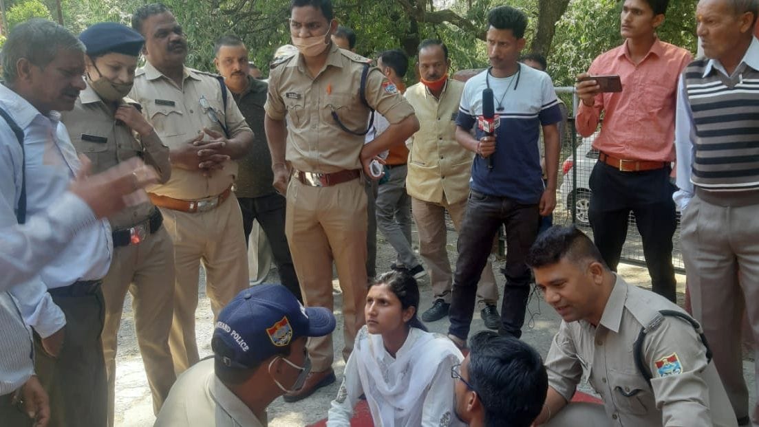 आंदोलनकारियों को समझाते पुलिस कर्मी। संवाद आंदोलनकारियों को समझाते पुलिस कर्मी। संवाद