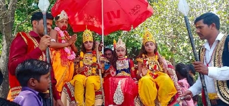 अलीगंज में हनुमान जन्मोत्सव पर शोभायात्रा में सजी झांकी। अलीगंज में हनुमान जन्मोत्सव पर शोभायात्रा में सजी झांकी।