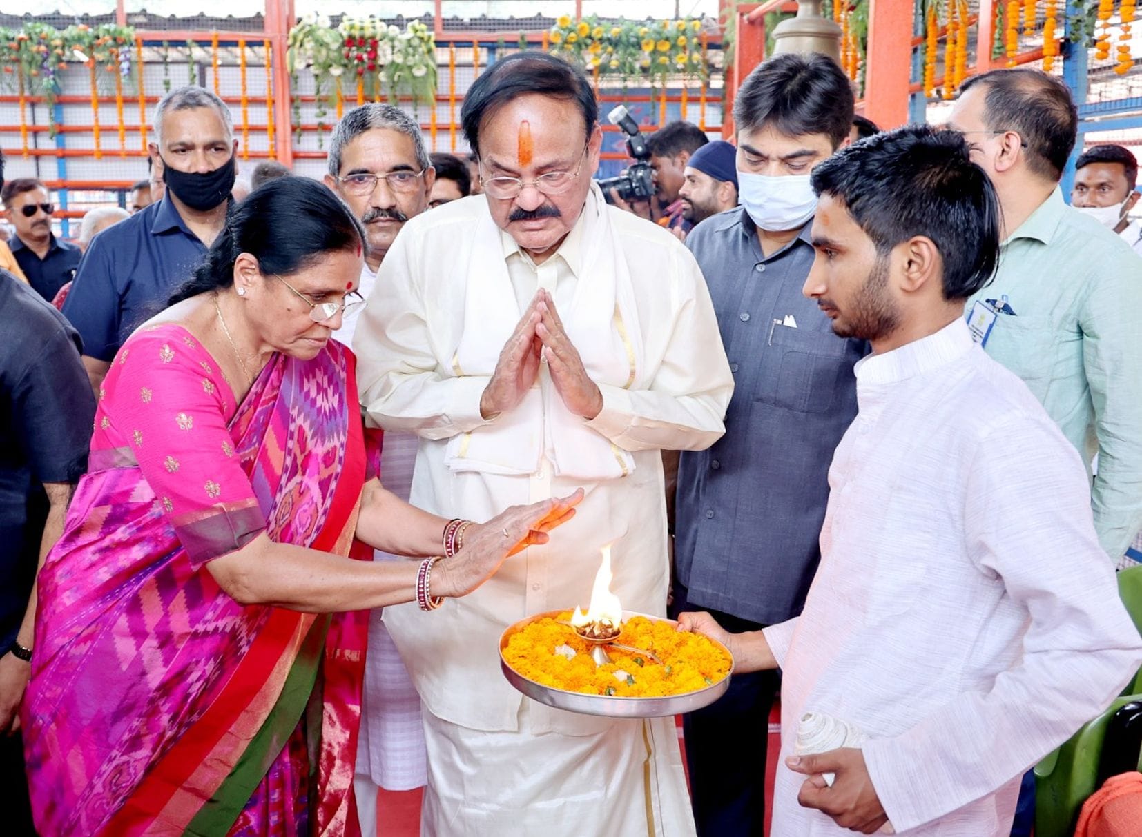 अयोध्या में रामजन्म भूमि परिसर में आरती लेते उप राष्ट्रपति उपराष्ट्रपति एम वेंकैया नायडू,एम उषा