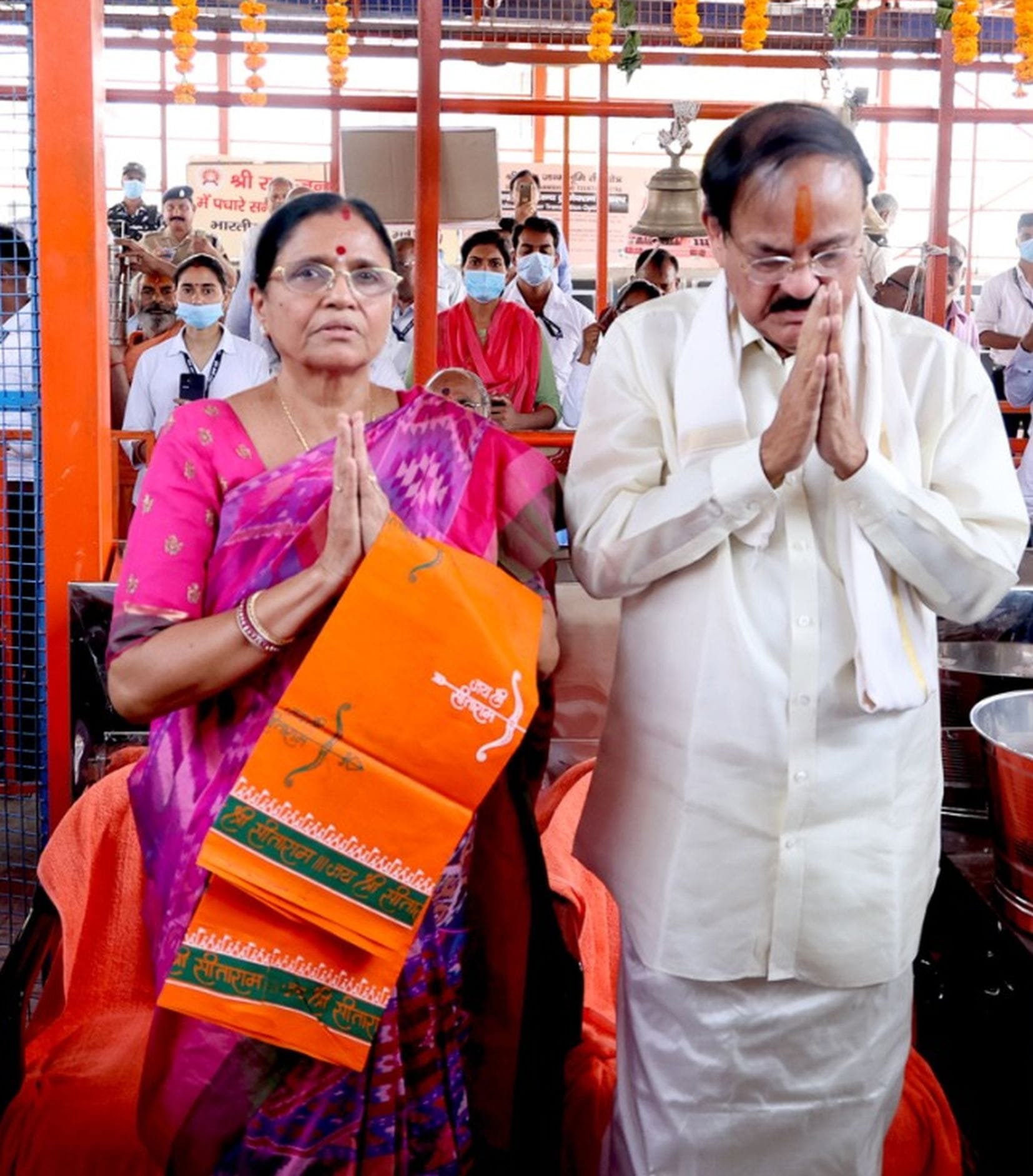 अयोध्या में रामलला का दर्शन करते उप राष्ट्रपति उपराष्ट्रपति एम वेंकैया नायडू,एम उषा नायडू ।-संव?