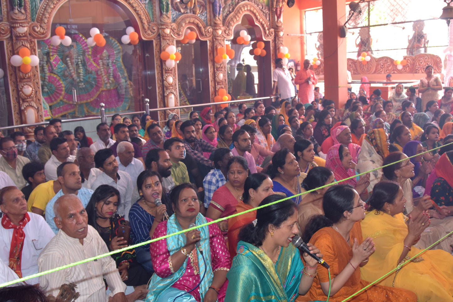 बेहट रोड बालाजी धाम में हनुमान जयंती पर आयोजित कार्यक्रम में भाग लेते श्रद्घालु