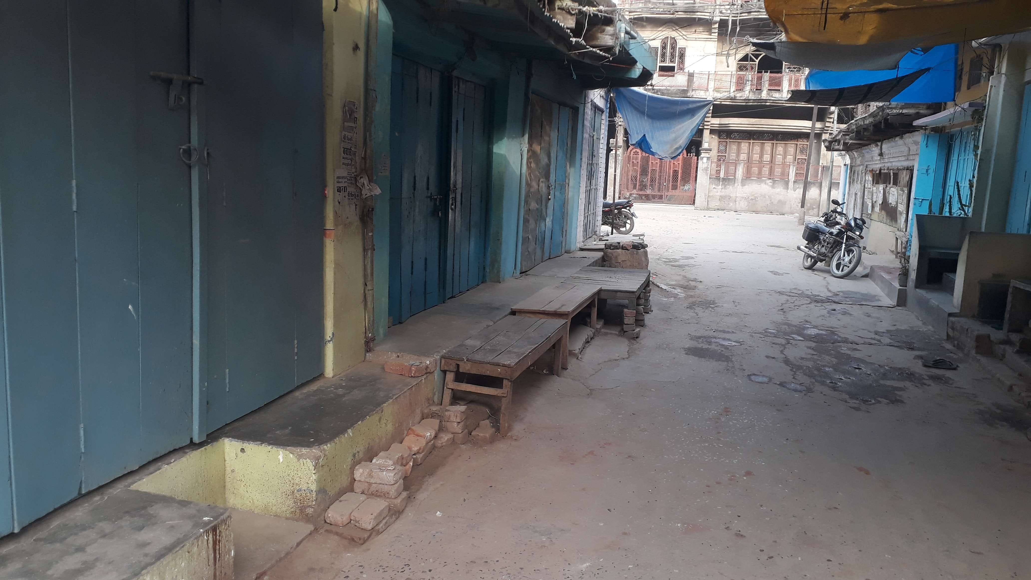 बलिया बंदी के दौरान रानीगंज बाजार में बंद पड़ी दुकाने। बलिया बंदी के दौरान रानीगंज बाजार में बंद पड़ी दुकाने।