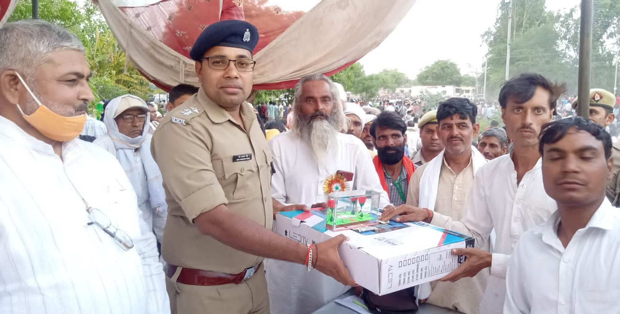 बिवांर के भरखरी गांव में विजेता को शील्ड व नगद पुरस्कार देकर सम्मानित करते सीओ रविप्रकाश। बिवांर के भरखरी गांव में विजेता को शील्ड व नगद पुरस्कार देकर सम्मानित करते सीओ रविप्रकाश।