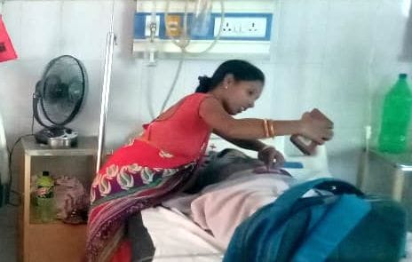 फोटो-08- सर्जिकल वार्ड में मरीज के पास घर से लाया हुआ लगा टेबल फैन फोटो-08- सर्जिकल वार्ड में मरीज के पास घर से लाया हुआ लगा टेबल फैन