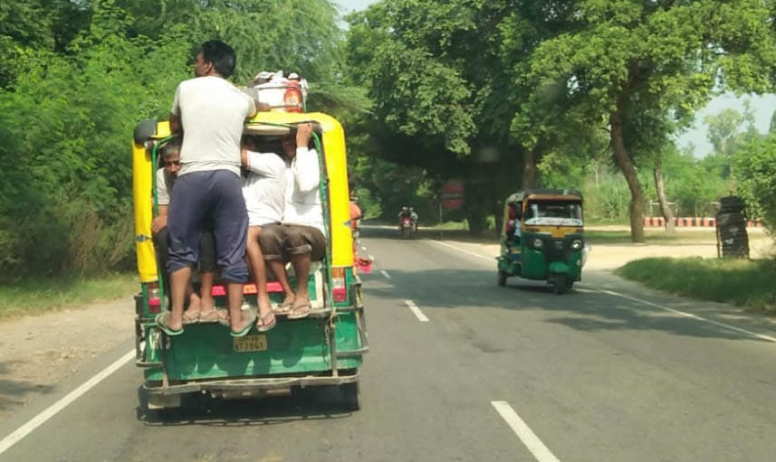 गढ़ में मेरठ रोड पर क्षमता से अधिक सवारी बैठाकर ले जाता चालक। गढ़ में मेरठ रोड पर क्षमता से अधिक सवारी बैठाकर ले जाता चालक।