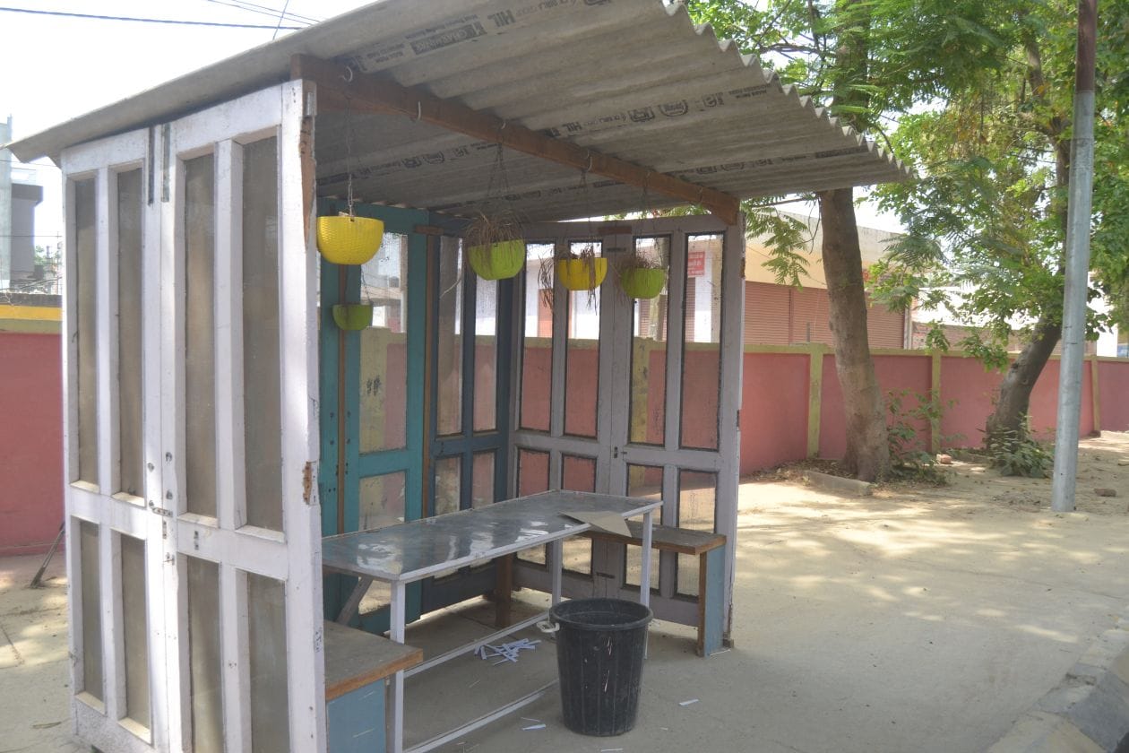 गढ़ रोड सीएचसी में 2 बजे के बाद बंद पड़ा कोरोना की जाँच का बूथ । संवाद गढ़ रोड सीएचसी में 2 बजे के बाद बंद पड़ा कोरोना की जाँच का बूथ । संवाद