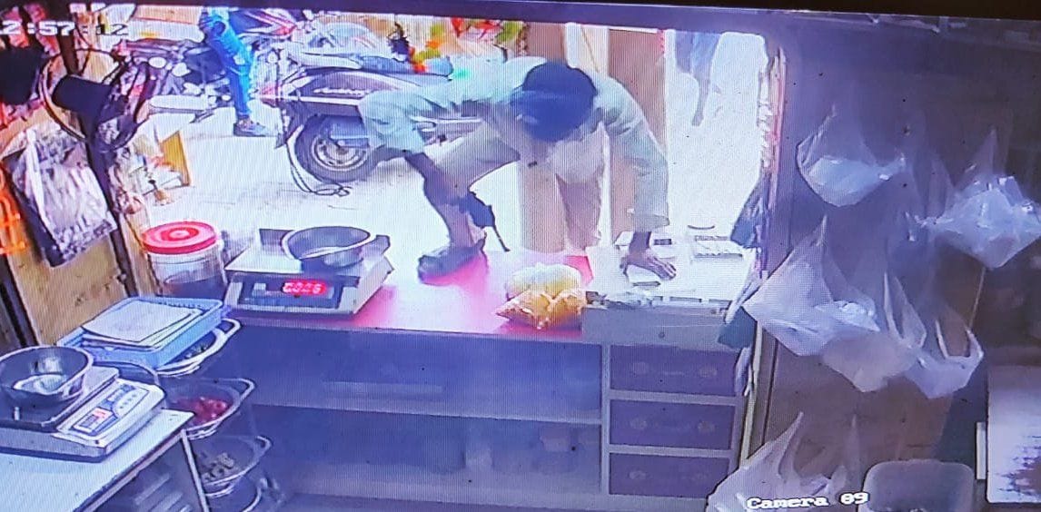 कंधई थाने के शीतलागंज बाजार में किराना दुकान में लूट करने के लिए तमंचा लेकर काउंटर पार करता बदमाश कंधई थाने के शीतलागंज बाजार में किराना दुकान में लूट करने के लिए तमंचा लेकर काउंटर पार करता बदमाश
