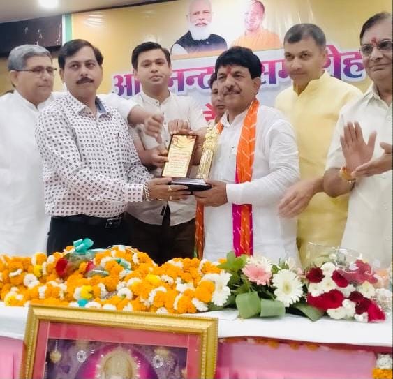 खतौली में आयोजित अभिनंदन समारोह में मंत्री कपिल देव अग्रवाल को उपहार भेट करते हुए। खतौली में आयोजित अभिनंदन समारोह में मंत्री कपिल देव अग्रवाल को उपहार भेट करते हुए।