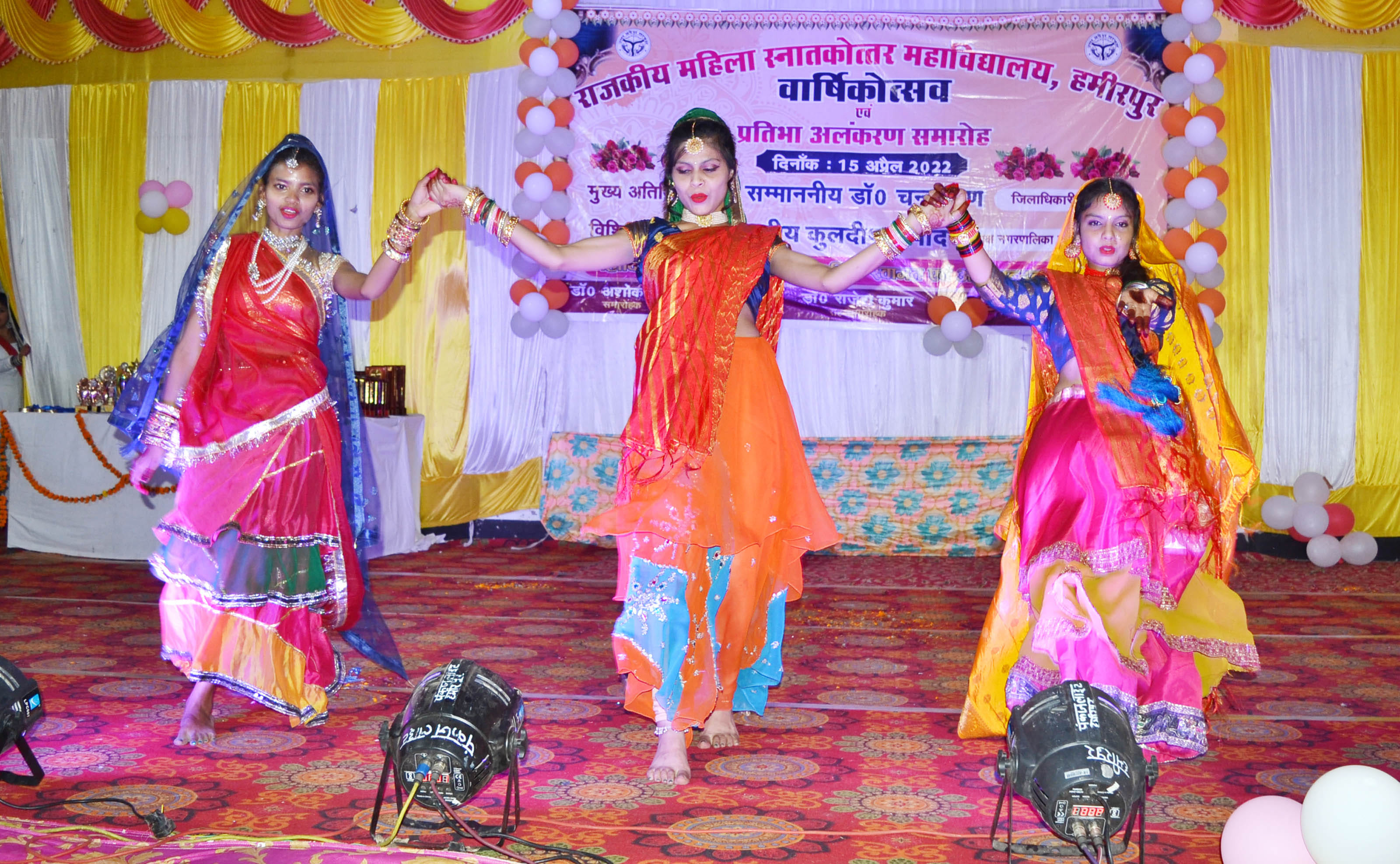 महिला महाविद्यालय के वार्षिकोत्सव समारोह में स्वागत गीत प्रस्तुत करती छात्राएं। महिला महाविद्यालय के वार्षिकोत्सव समारोह में स्वागत गीत प्रस्तुत करती छात्राएं।
