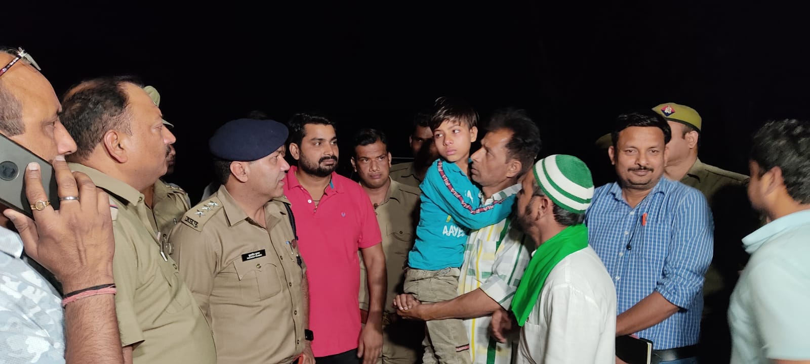 मुजफ्फरनगर : बुढ़ाना-शाहपुर रोड पर मुठभेड़ के बाद सकुशल बरामद बच्चा व परिजन से बात करते सीओ सिटी।? मुजफ्फरनगर : बुढ़ाना-शाहपुर रोड पर मुठभेड़ के बाद सकुशल बरामद बच्चा व परिजन से बात करते सीओ सिटी।?