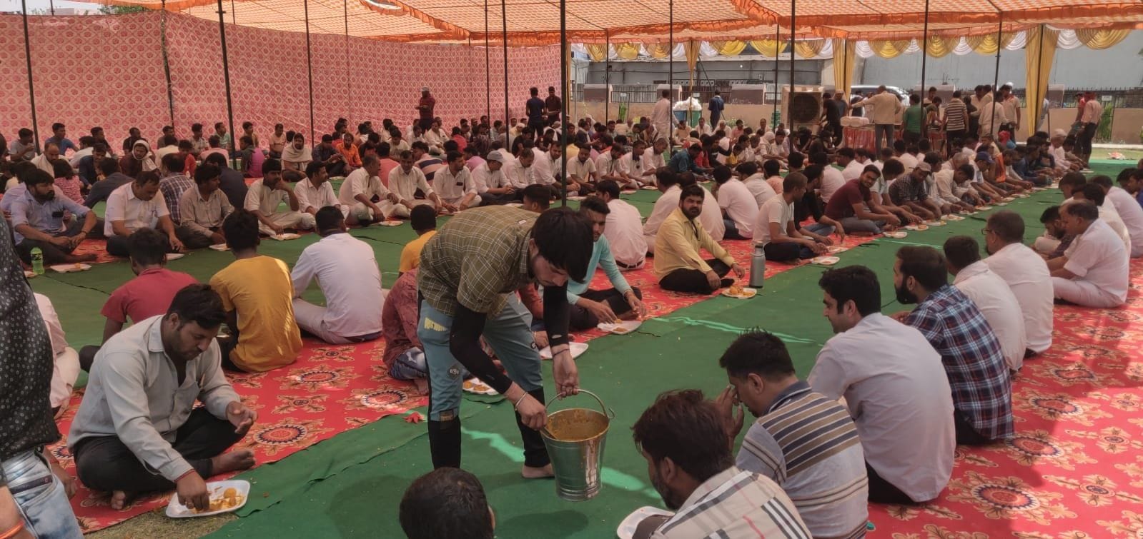 मालपुरा में आयोजित भंडारे में प्रसाद ग्रहण करते श्रद्धालु। मालपुरा में आयोजित भंडारे में प्रसाद ग्रहण करते श्रद्धालु।