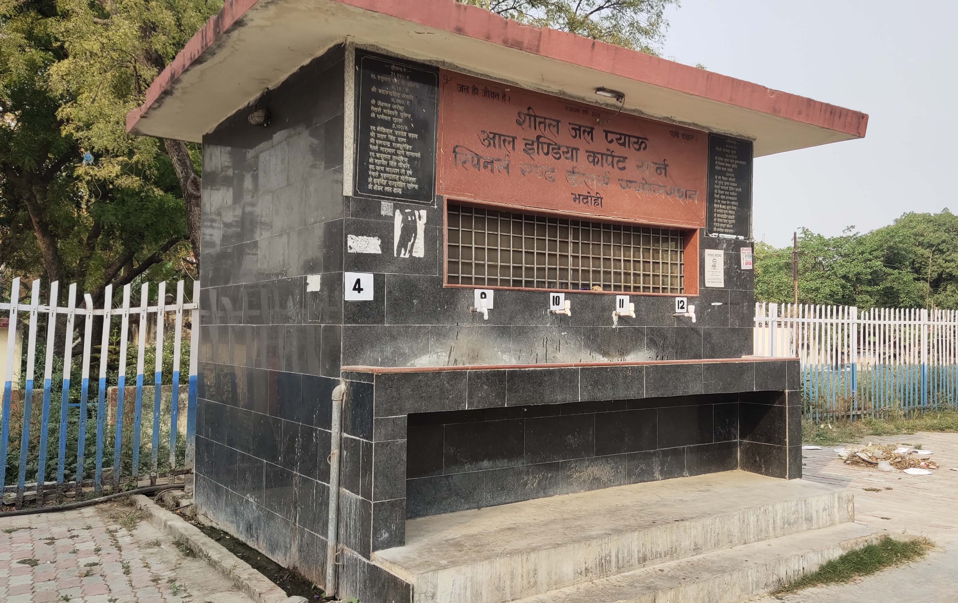 निजी संस्था एसिस्डा द्वारा दोनो प्लेटफार्मों पर लगवाए गए मशीने भी खराब हैं